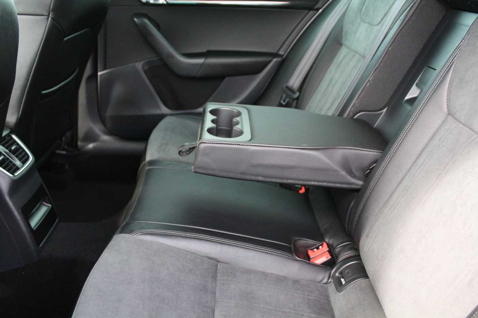 SKODA Octavia Hatchback 1.6 TDI SE L (115 PS)